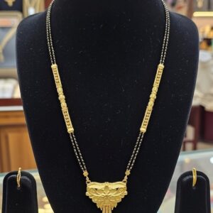 Gold Mangalsutra with Intricate Pendant